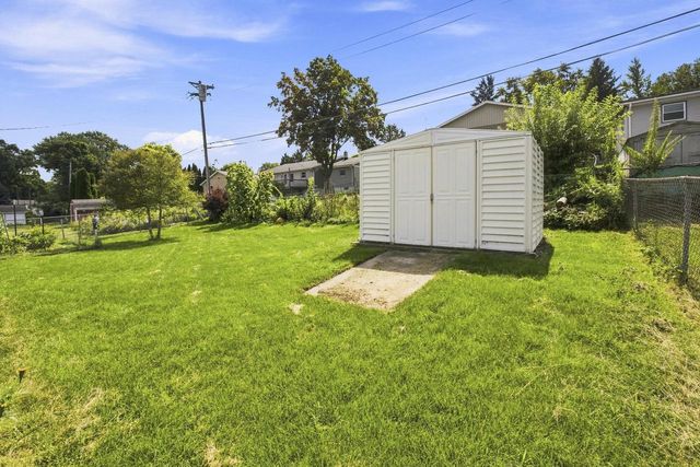 1367 Balsam PLACE, West Bend, WI 53095