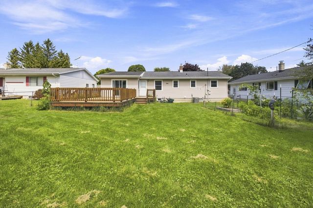 1367 Balsam PLACE, West Bend, WI 53095