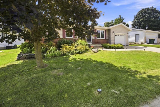 1367 Balsam PLACE, West Bend, WI 53095