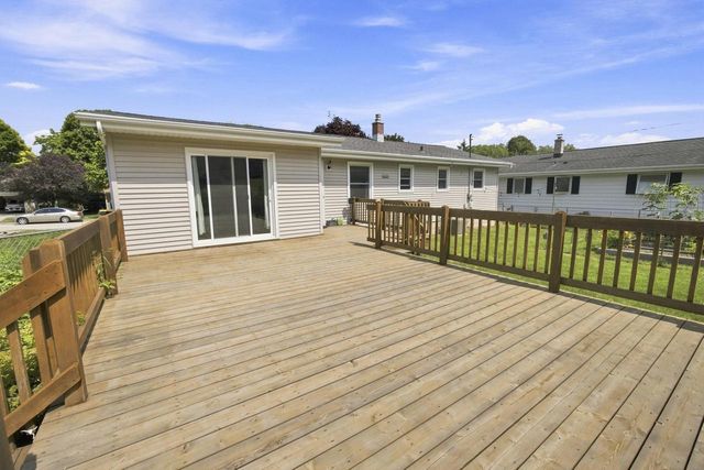 1367 Balsam PLACE, West Bend, WI 53095