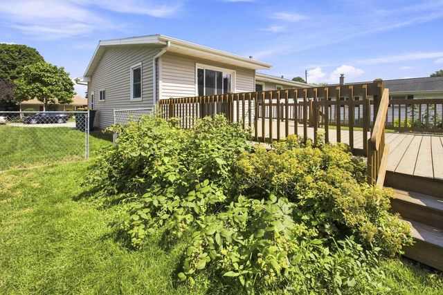 1367 Balsam PLACE, West Bend, WI 53095