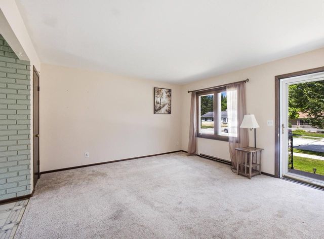 1367 Balsam PLACE, West Bend, WI 53095