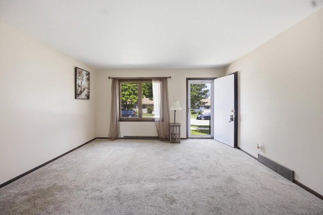 1367 Balsam PLACE, West Bend, WI 53095
