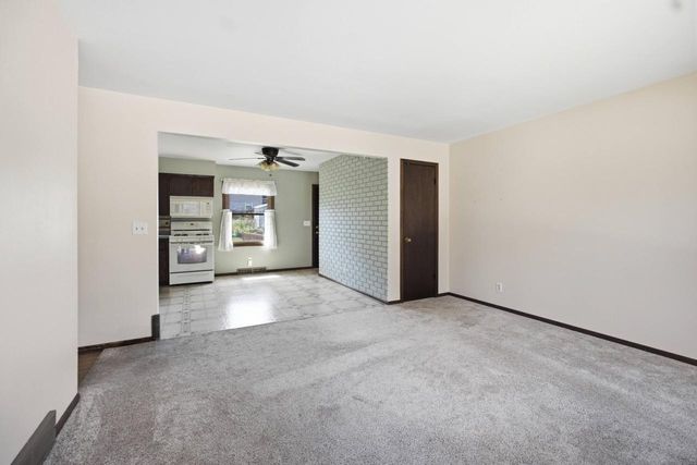 1367 Balsam PLACE, West Bend, WI 53095