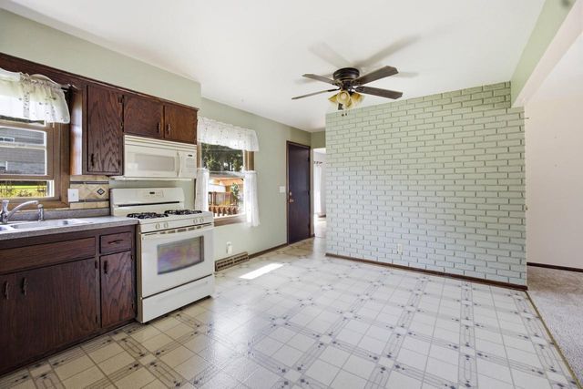 1367 Balsam PLACE, West Bend, WI 53095