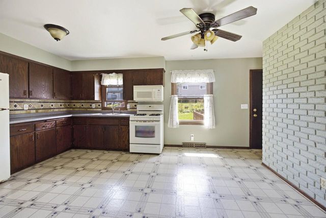 1367 Balsam PLACE, West Bend, WI 53095