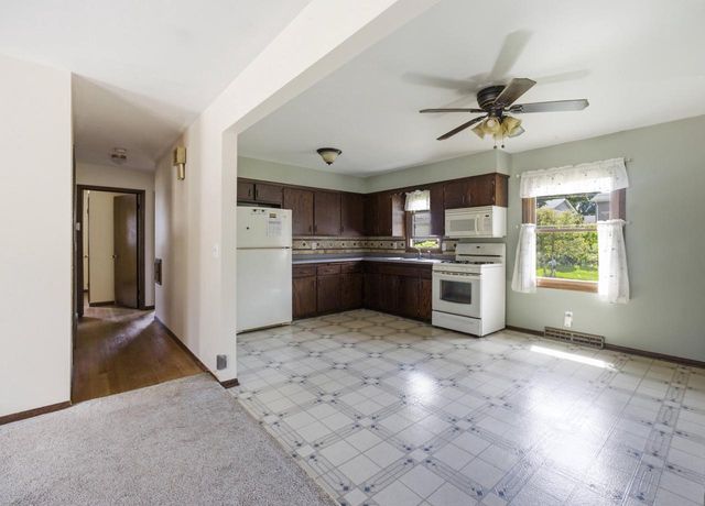 1367 Balsam PLACE, West Bend, WI 53095