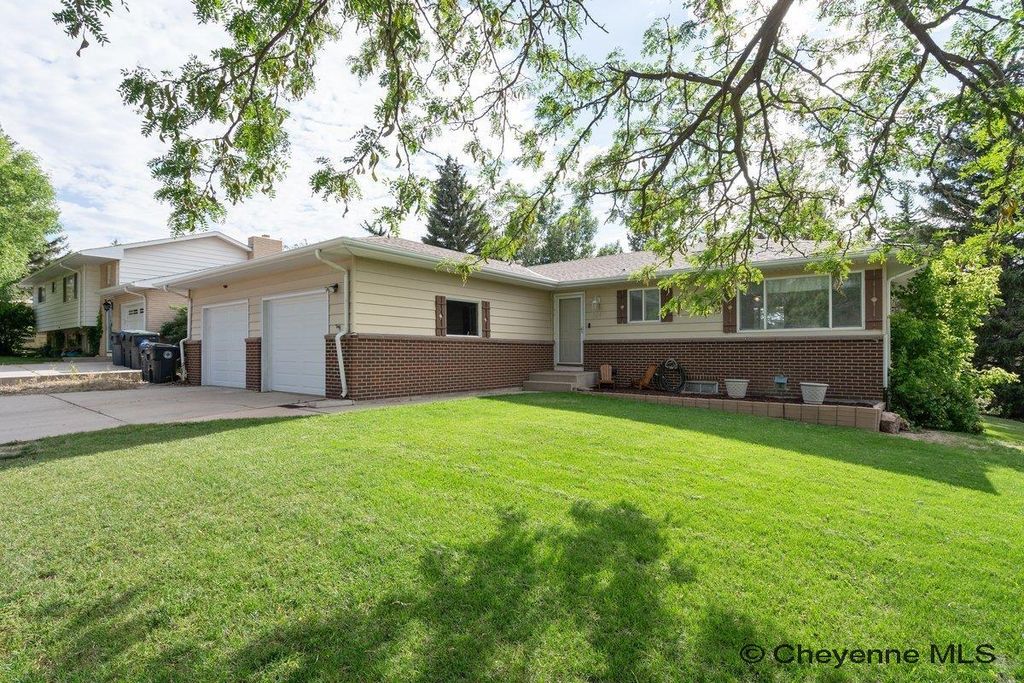 726 CARMON CIR, Cheyenne, WY 82001
