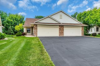 321 Summer Place E, Maplewood, MN 55117
