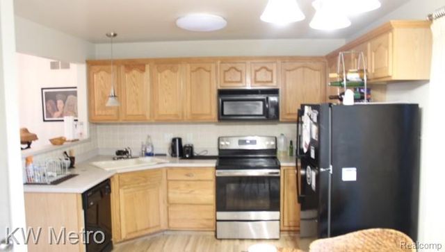 10 Canfield Circle 5, Dearborn Heights, MI 48127