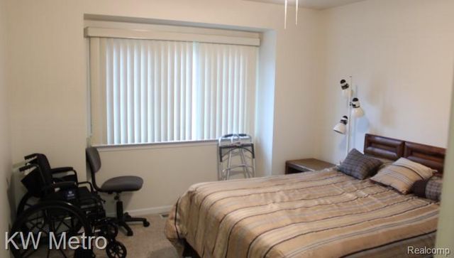10 Canfield Circle 5, Dearborn Heights, MI 48127