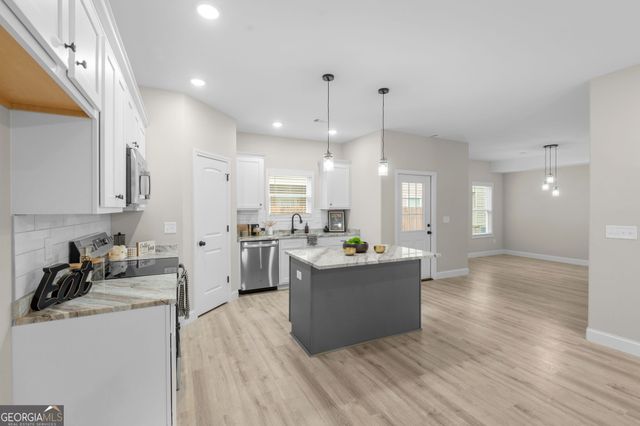 302 Beau Claire Circle, Byron, GA 31008