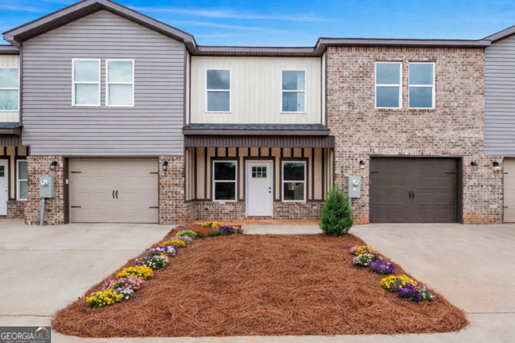 302 Beau Claire Circle, Byron, GA 31008