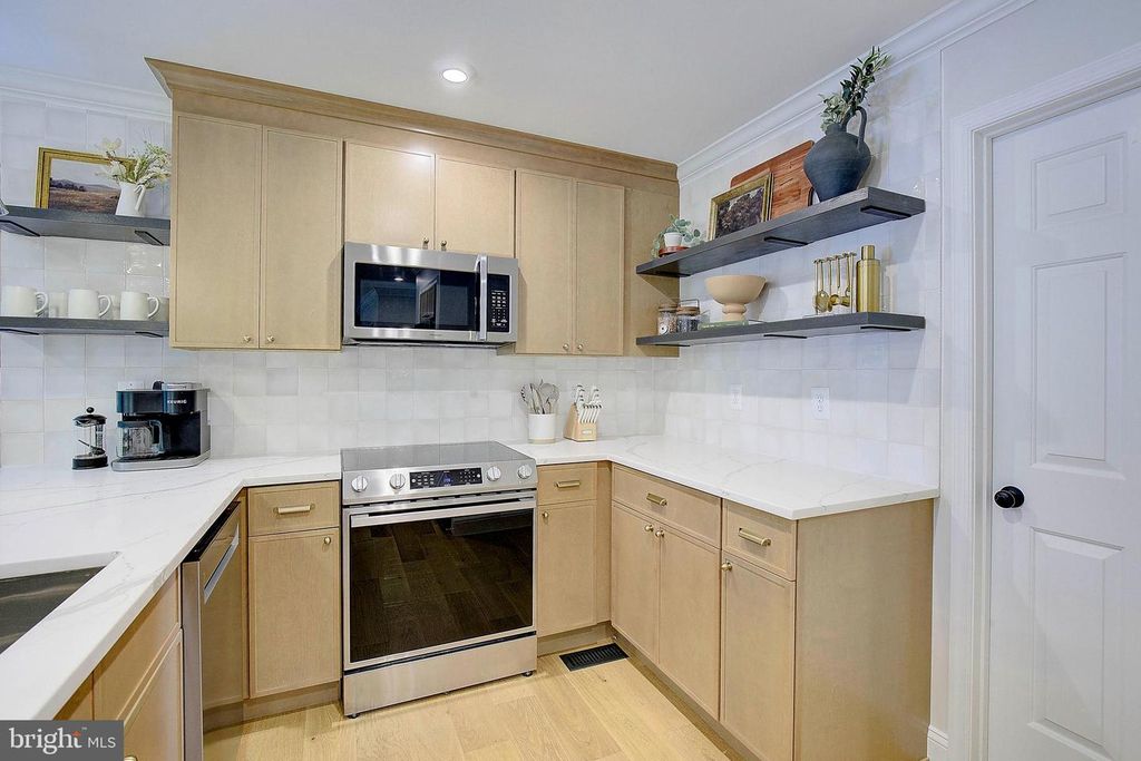 Image 9 of property listing at 431 SEAGULL LN, Lusby, MD 20657