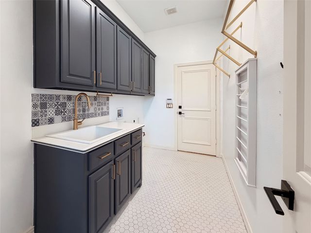 2206 Clearspring Drive N, Irving, TX 75063