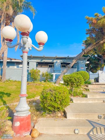 2708 College Ave, Bakersfield, CA 93306