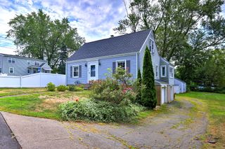 16 Woodlawn Avenue, Branford, CT 06405