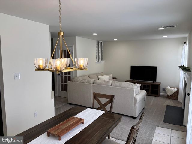 1103 MEADOWS DR, Williamstown, NJ 08094