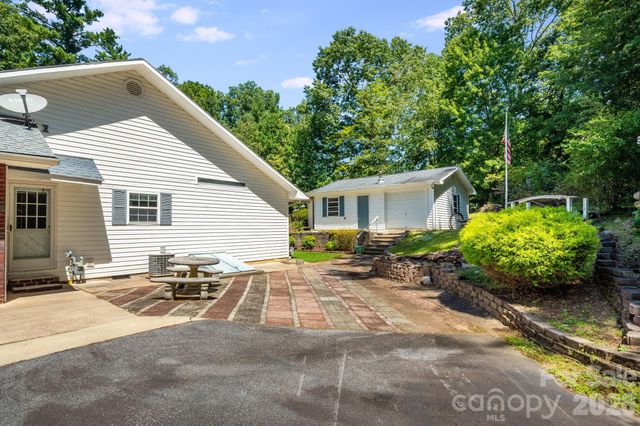 225 Arbor Lane, Hendersonville, NC 28791