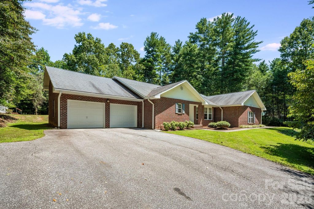 225 Arbor Lane, Hendersonville, NC 28791
