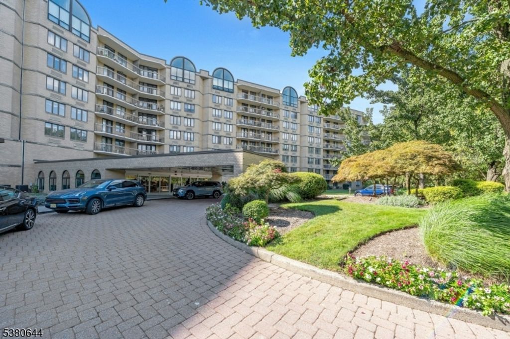 10 Smith Manor Blvd 105, West Orange Twp., NJ 07052