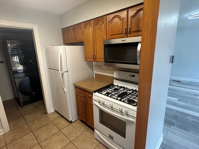 5700 Dutch Mill Court B, Hanover Park, IL 60133