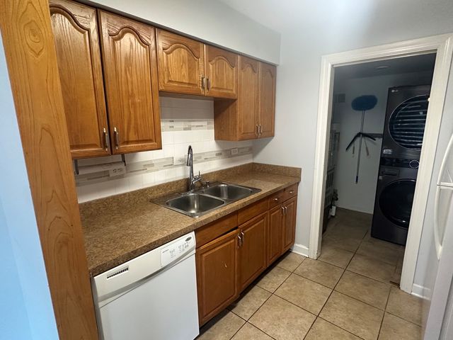 5700 Dutch Mill Court B, Hanover Park, IL 60133