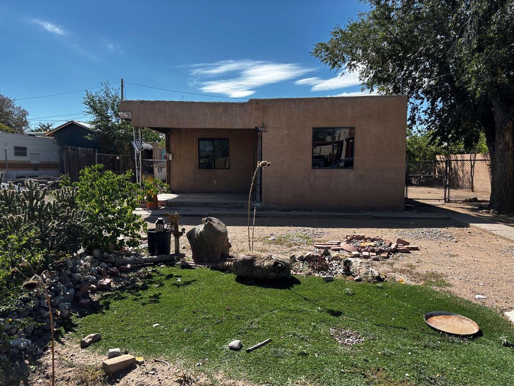 1804 Slate Avenue NW, Albuquerque, NM 87104