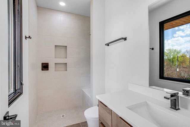 8313 SYRACUSE CIR, Vienna, VA 22180