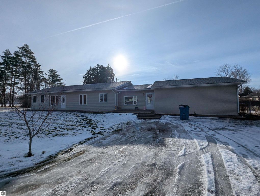 Image 2 of property listing at 534 S Main Street, Au Gres, MI 48703