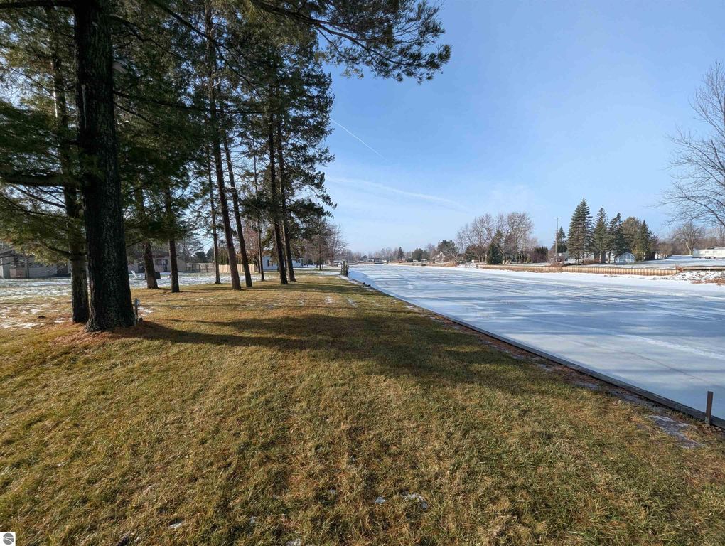 Image 5 of property listing at 534 S Main Street, Au Gres, MI 48703