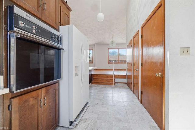 223 Woodbury Forrest DR, Hampton, VA 23666