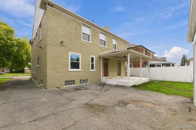 8818 W Outer Drive, Detroit, MI 48219