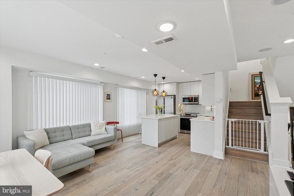 1325 N 17th St Apt A, Philadelphia, PA 19121