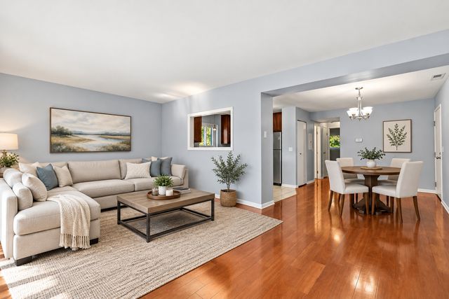 2250 Abbeywood Drive B, Lisle, IL 60532
