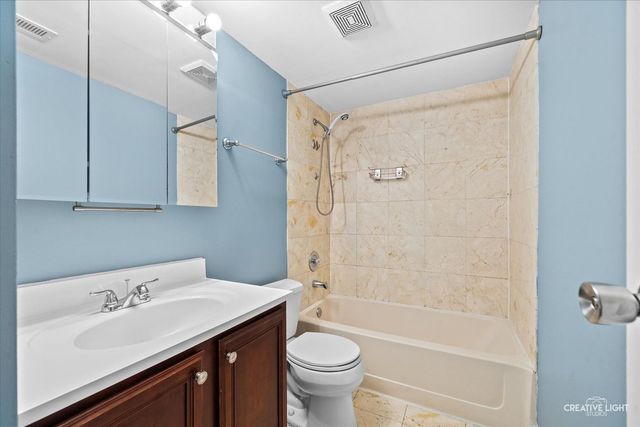 2250 Abbeywood Drive B, Lisle, IL 60532