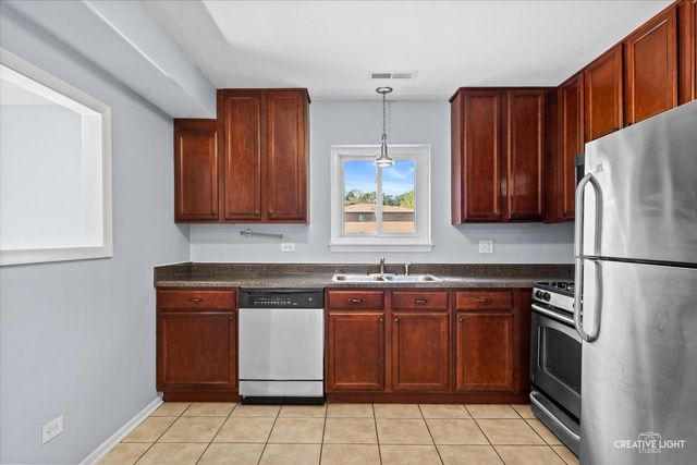 2250 Abbeywood Drive B, Lisle, IL 60532