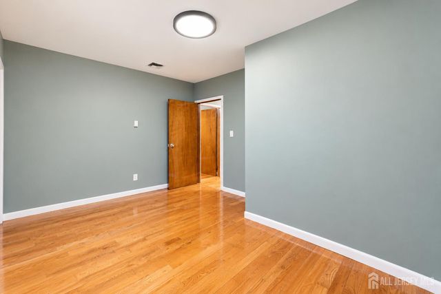 287 E Smith Street, Woodbridge Proper, NJ 07095