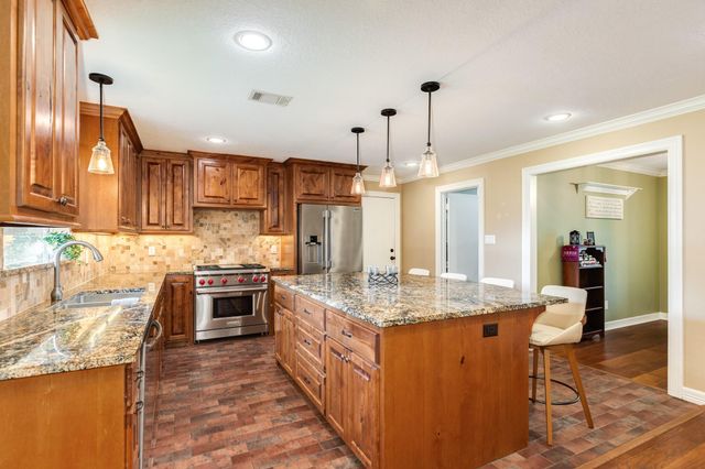 511 Edgewater Street, Clute, TX 77531