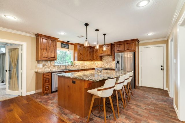511 Edgewater Street, Clute, TX 77531
