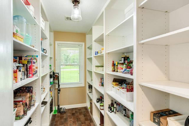 511 Edgewater Street, Clute, TX 77531