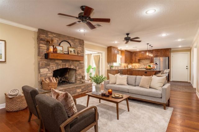 511 Edgewater Street, Clute, TX 77531