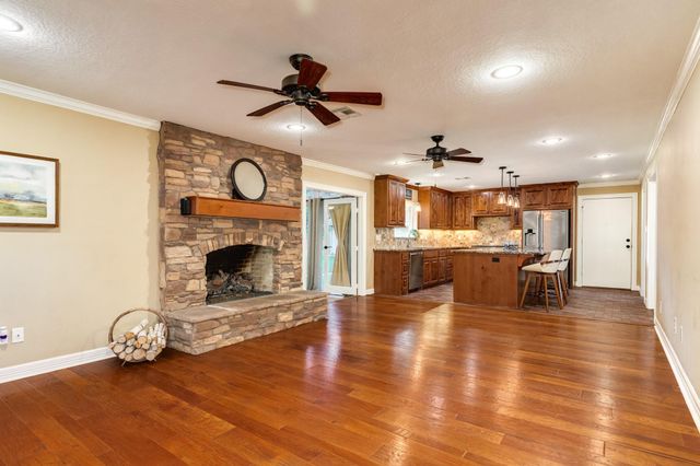 511 Edgewater Street, Clute, TX 77531