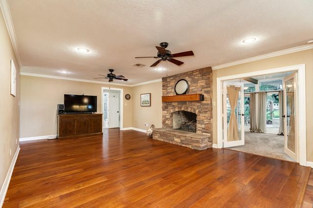 511 Edgewater Street, Clute, TX 77531