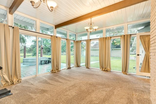 511 Edgewater Street, Clute, TX 77531
