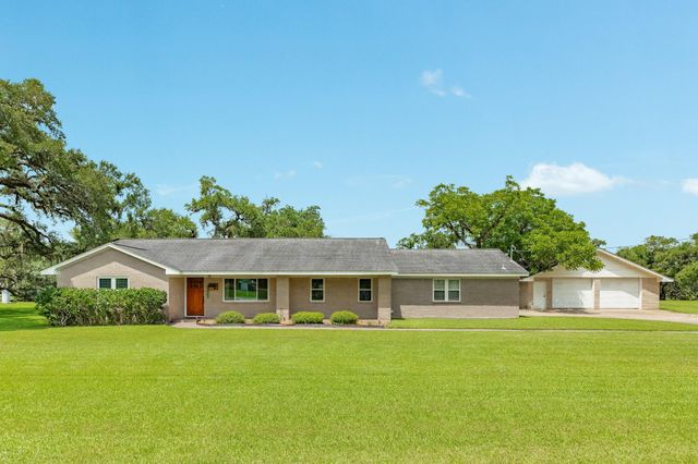 511 Edgewater Street, Clute, TX 77531