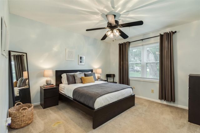 511 Edgewater Street, Clute, TX 77531