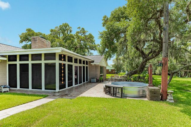 511 Edgewater Street, Clute, TX 77531