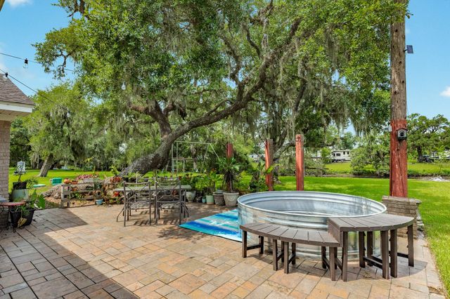 511 Edgewater Street, Clute, TX 77531