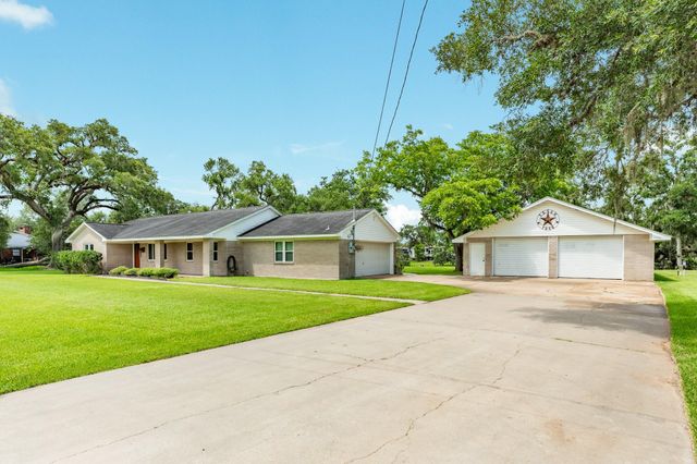 511 Edgewater Street, Clute, TX 77531